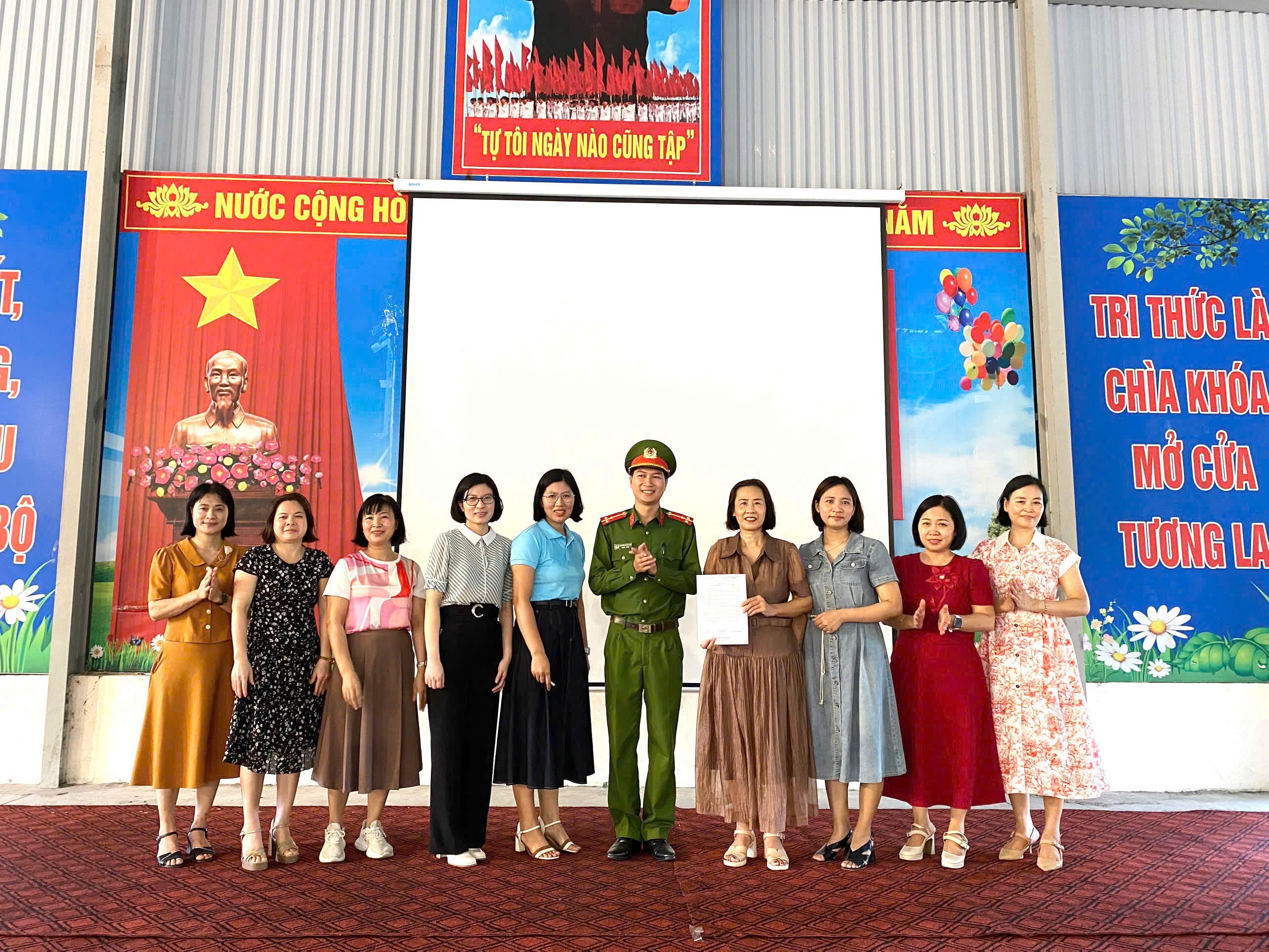 Công an xã Hợp Tiến phát động tháng cao điểm an toàn giao thông trên địa bàn